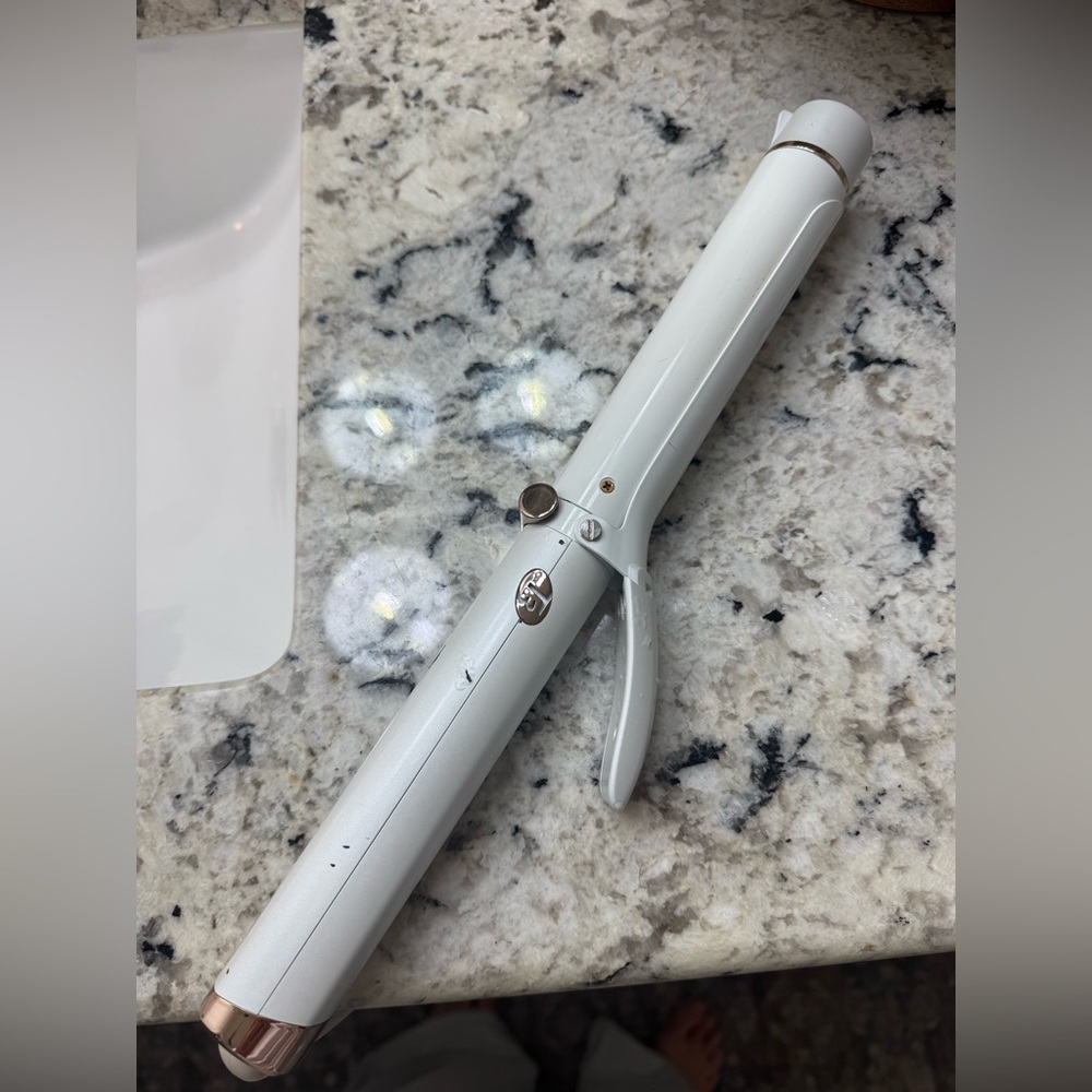 T3 Curl ID 1.25" Smart Curling Iron with Interactive
Touch Interface
